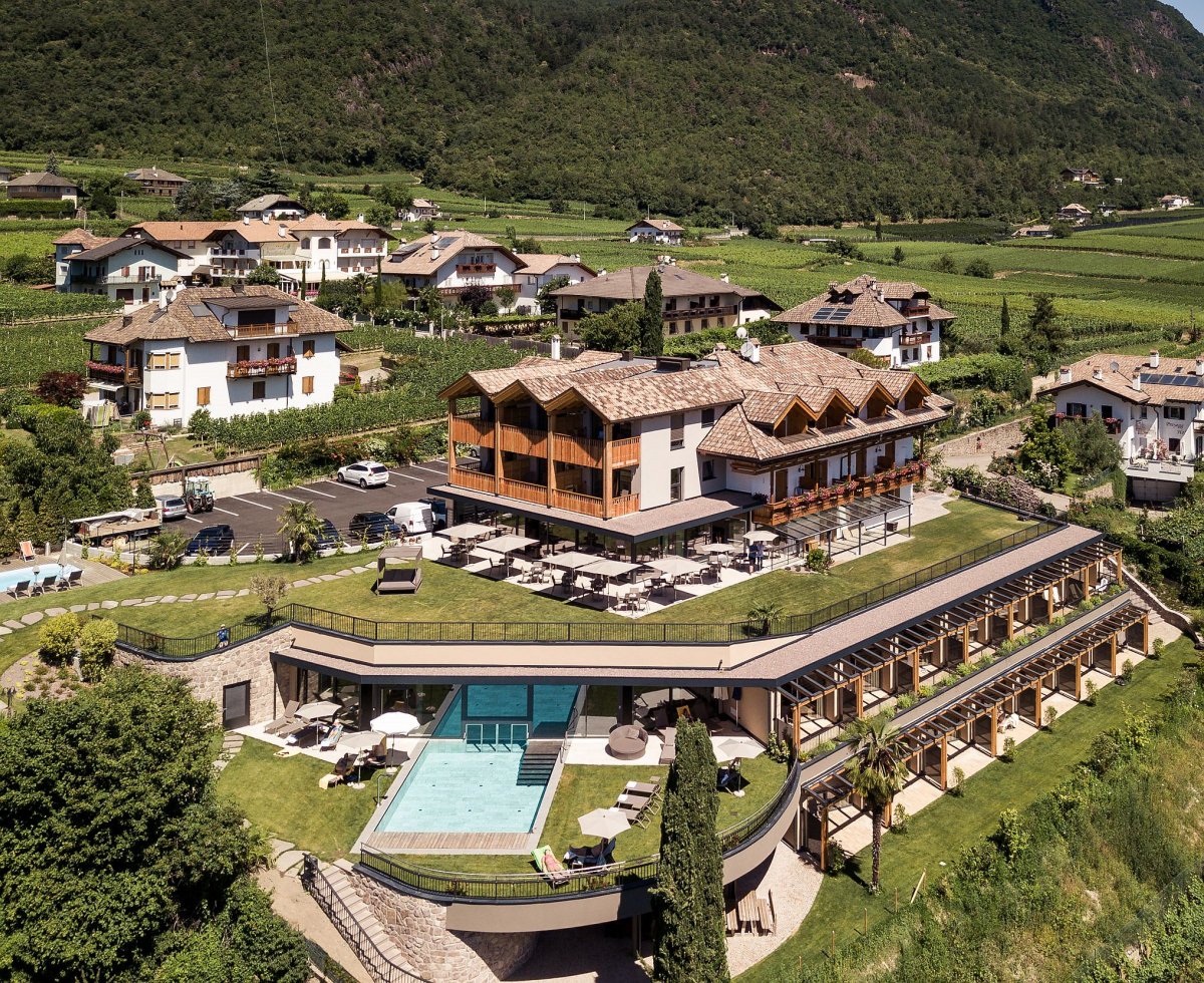 Panorama dell'hotel benessere Torgglhof a Caldaro con piscina e spa